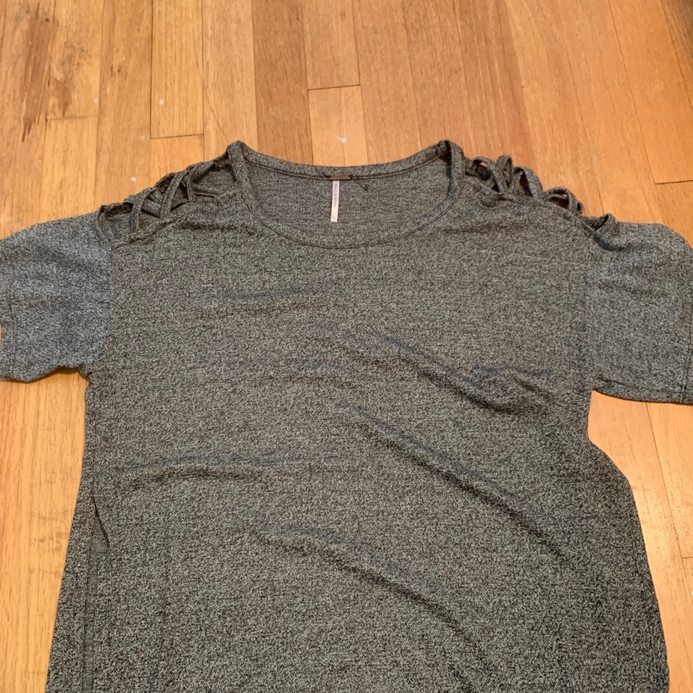 Cut out shoulder t